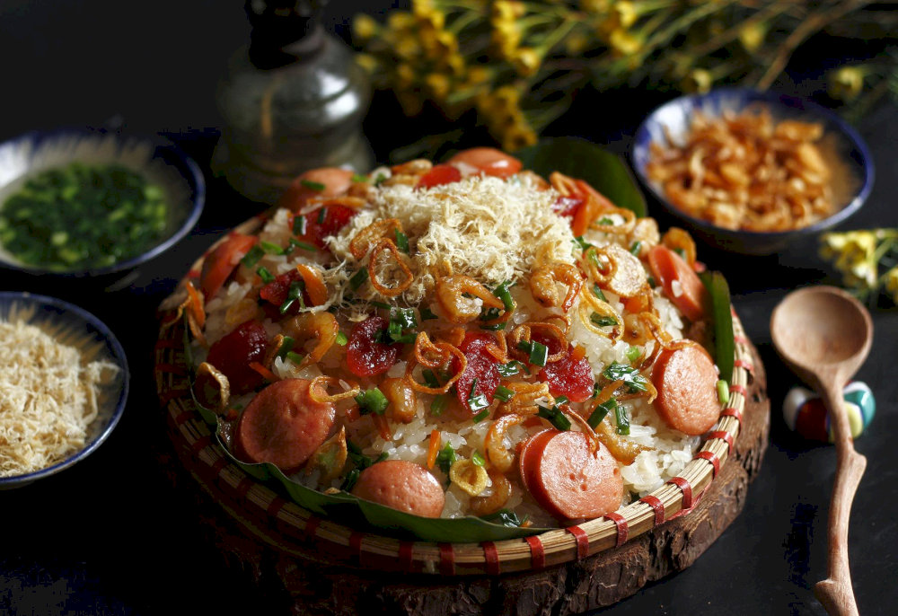 Fragrant xoi with sticky rice, tender meats, and crispy shallots